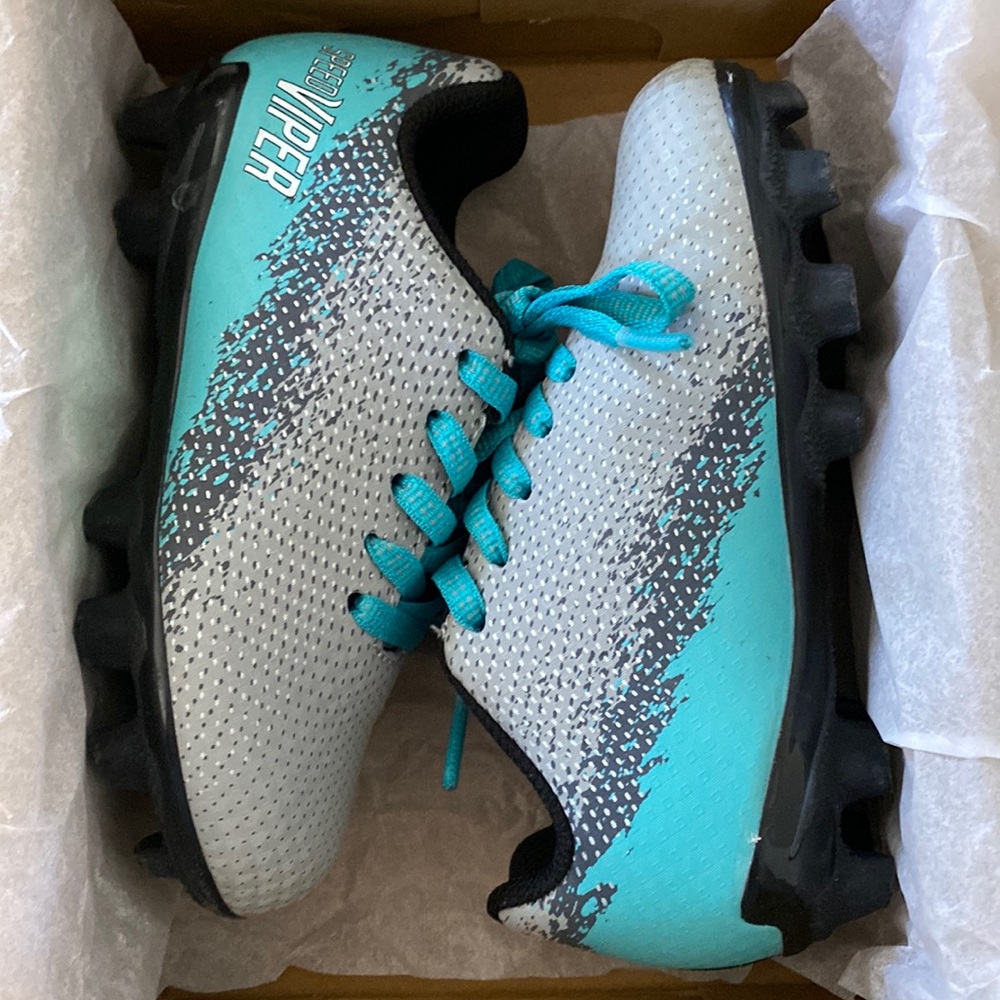 DSG SOCCER SHOES SIZE 8k color: teal, silver and black